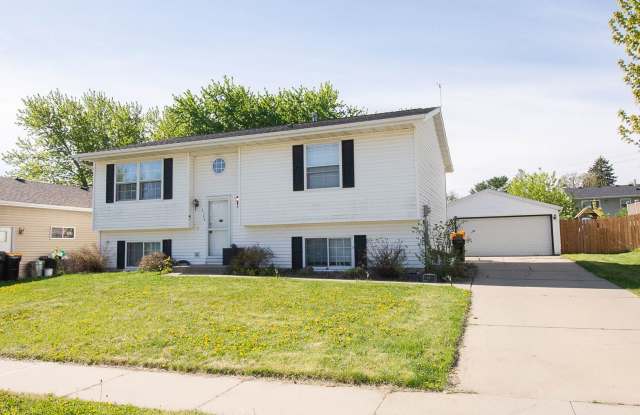 4 bed 2 bed For Rent in Country Club Manor! photos photos