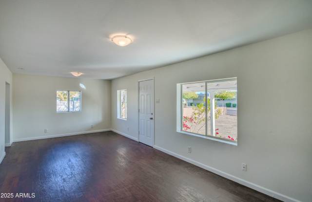 4712 N 21st Avenue Gallery 4