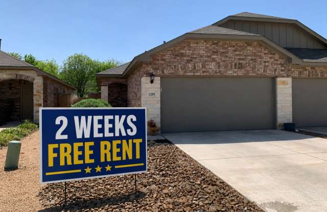 Walk to Historic Gruene / Fridge /No Carpet / Gas Cooking / Fenced in yard / CISD *2 weeks free rent* Gallery 1