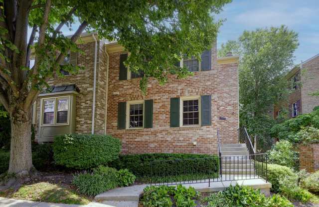 Superb END UNIT 3 BR/2.5 BA town home in Bethesda Gallery 4