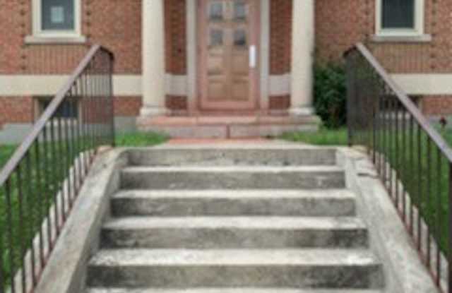 SPACIOUS TWO BEDROOM AVAILABLE AT MORNING STAR! Gallery 1