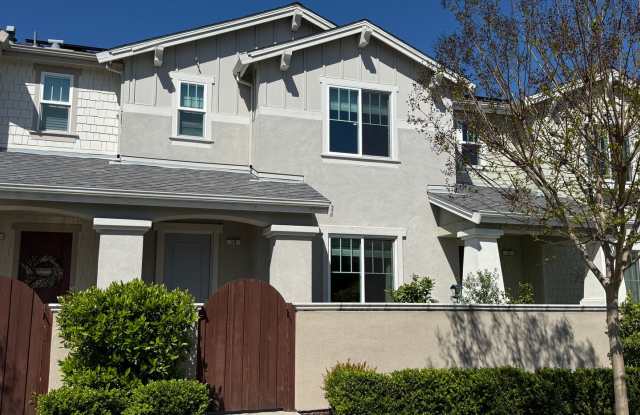 STUNNING THREE BED TWO AND HALF BATH TOWNHOUSE BUILT IN 2021 photos photos