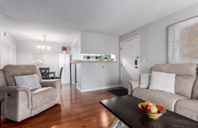 Beautiful 2 Bedroom Condo Across from Aurora Medical Center Gallery 4