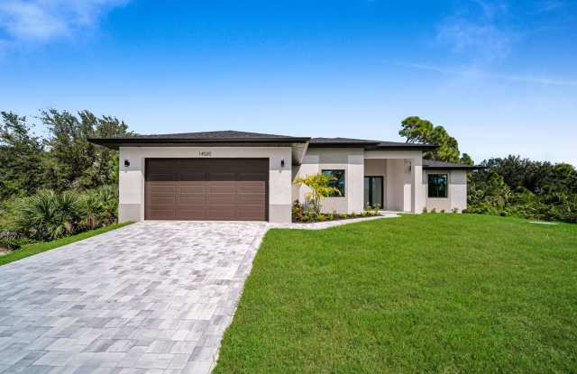 Single family for rent in Port Charlotte. New construction. 3+Den/ 2 bath. City water. photos photos