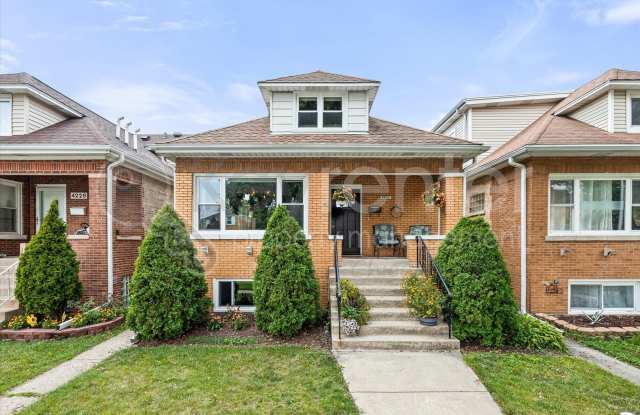 4 Bedrooms and 3 Baths Home in Norridge photos photos