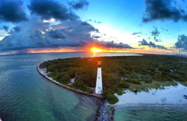325 Fernwood Rd - 325 Fernwood Road, Key Biscayne, FL 33149