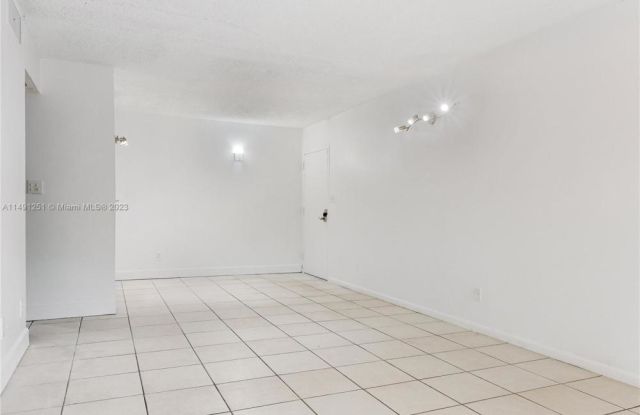 5841 Washington St Gallery 4