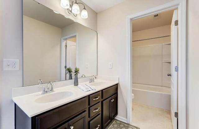 Room in 5 Bedroom Home at Green Birch Dr Gallery 3