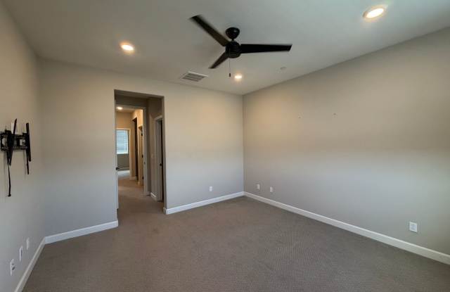 MOVE IN SPECIAL $500 OFF FIRST MONTH'S RENT!!! Spacious Chula Vista Home with Two-Car Garage, CommunityPool, Park, and Central Air Gallery 4