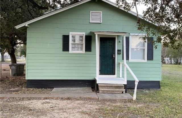 2303 N Louis Street - 2303 North Louis Street, Victoria, TX 77901
