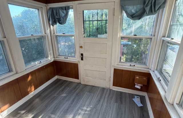 Available Immediately ! - 3 Bed 1 Bath Home! Gallery 3