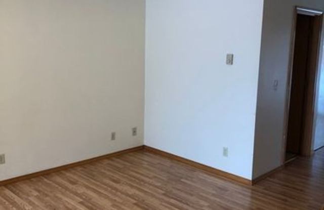 2 Bed/1.5 Bath Apartment in NE Bend - Neil Way Gallery 3