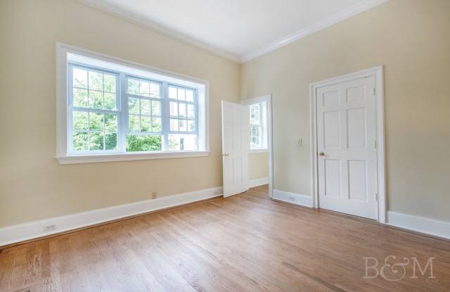 60 Russell Street unit: 3 photos photos