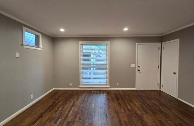 Charming 2 Bed 1 Bath Apartment | Hillsboro West-End Gallery 2