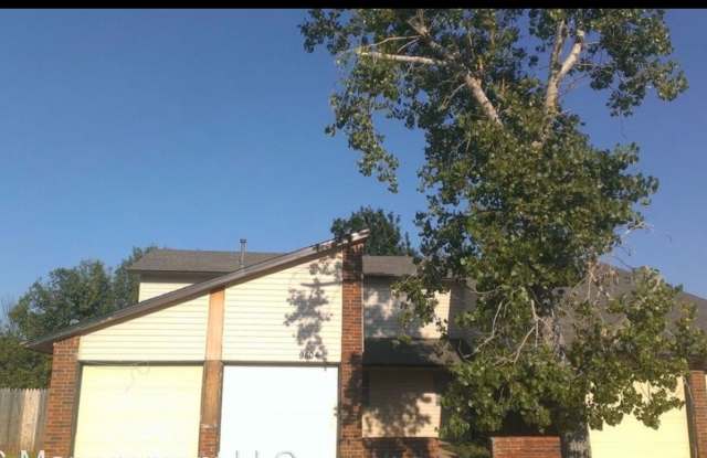 Duplex with massive bedrooms and living area! photos photos