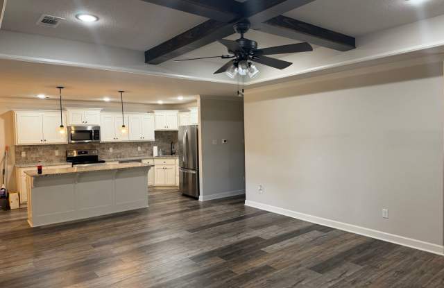 Beautifully maintained 3-Bed, 2-Bath Home with Fenced-in Backyard and Covered Patio Gallery 4