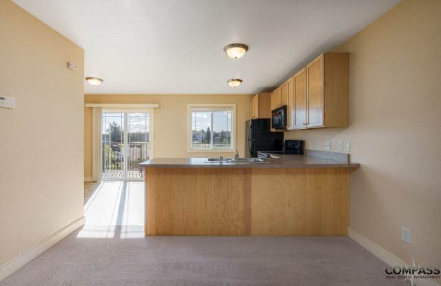 TOWNHOME CONVENIENTLY LOCATED WITH IN-UNIT LAUNDRY - LEASING SPECIALS APPLY! Gallery 2