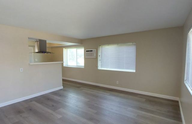Stylish 2-Bedroom Duplex: Modern Upgrades & Prime Location Gallery 4