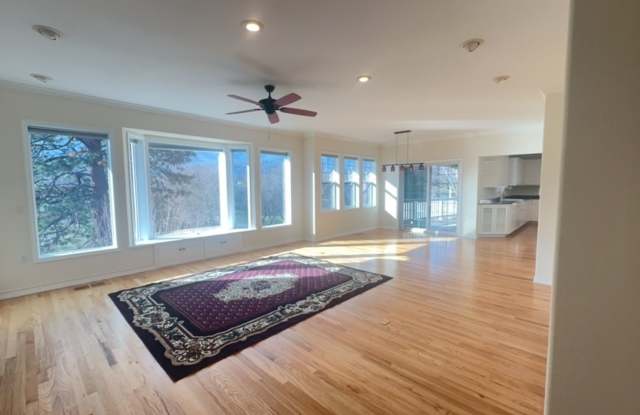 Beautiful 3 Bedroom home in the Mountain Meadows Community - 564 Great Oaks Drive, Ashland, OR 97520