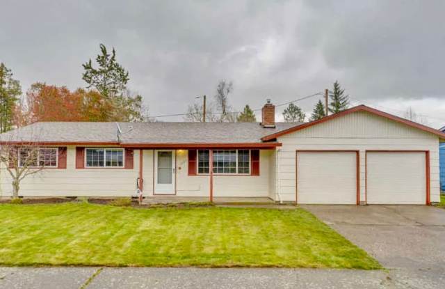 3-Bedroom House on Large Lot in North Central Gresham, attached 2-car garage, fenced backyard, fireplace photos photos