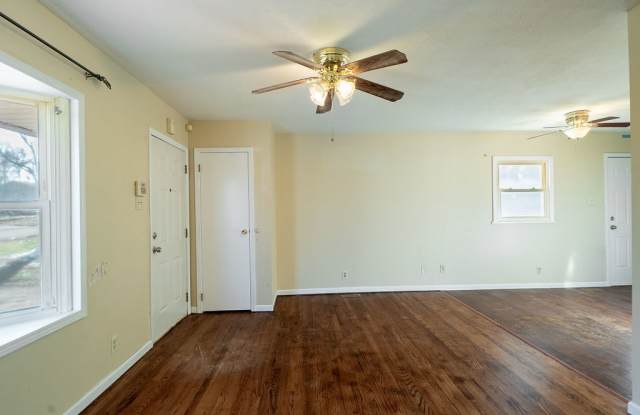 825 SE Eastgate Drive Gallery 2