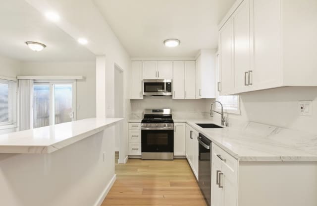 1 BLOCK TO THE BEACH! COMPLETELY REMODELED 2BD/2BA OCEAN BEACH RESIDENCE - ONLY $4,495/MO! photos photos
