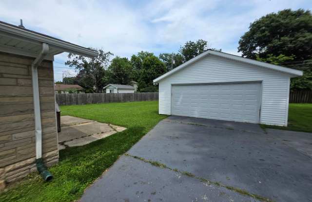 3BR/2BA/2CarGarage Only A Few Minutes From Everything! Ask About Our Move-In Special! Gallery 4