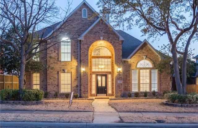 Kitchen has beautiful granite counter tops, custom white cabinetry, matching back splash, Double oven, warming drawer, stainless steel appliances. - 6316 Palomino Drive, Plano, TX 75024