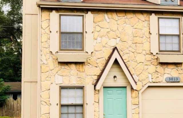 Classic 3 bed 1.5 bath townhome with fenced in yard near everything! photos photos