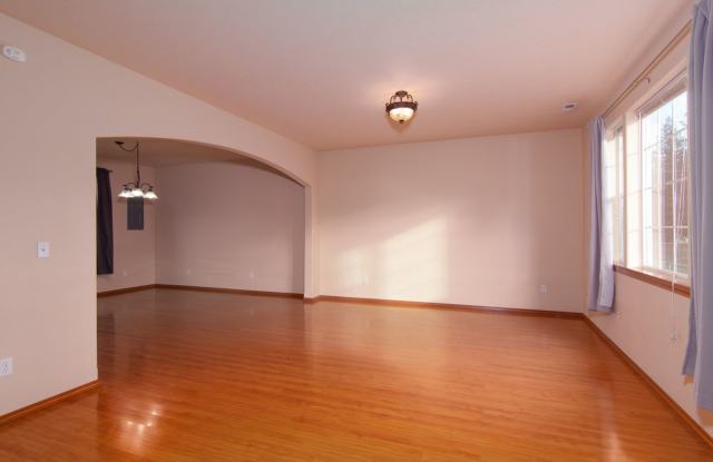 **August Availability** Nicely updated 3 Bedroom 2.5 Bath with large living / Dining area and attached garage photos photos
