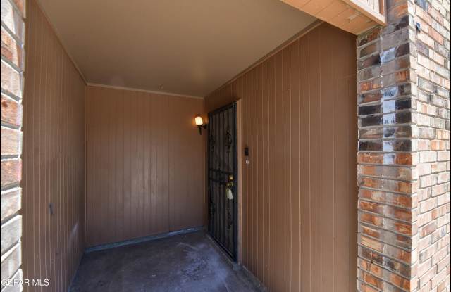 10605 KINROSS Avenue Gallery 3