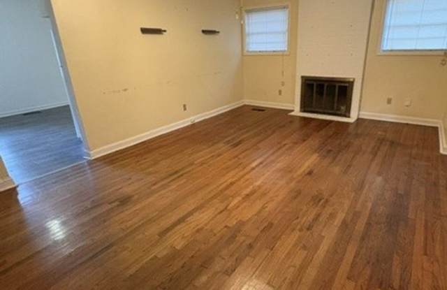 Charming All-Brick Home with Original Hardwood Floors & Fenced Yard! Gallery 4