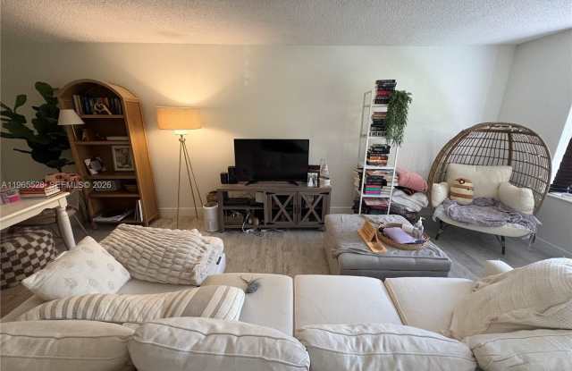 10095 SW 77th Ct photos photos