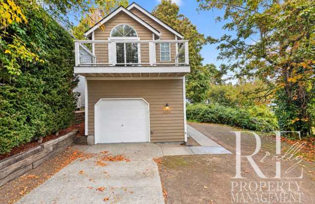 Vaulted Ceilings, Fireplace & Private Deck in Suquamish Gallery 1