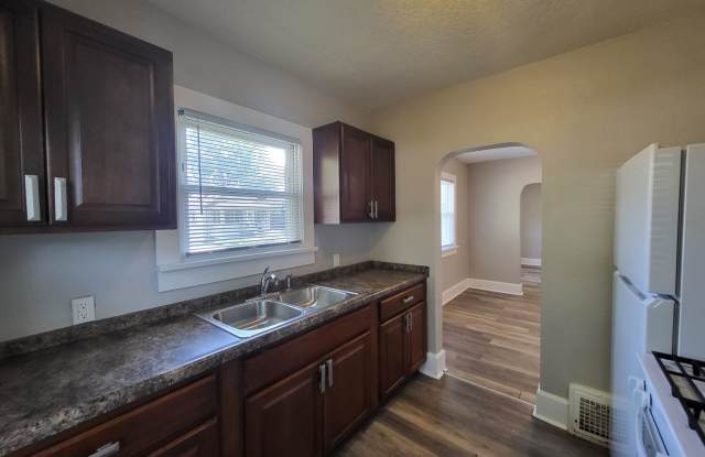 2 Bedroom, 1 Bathroom home! - 3916 Cambridge Street, Des Moines, IA 50313