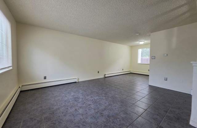 AVAILABLE NOW!! 2 Bedroom 1.5 Bath in Longmont Gallery 4