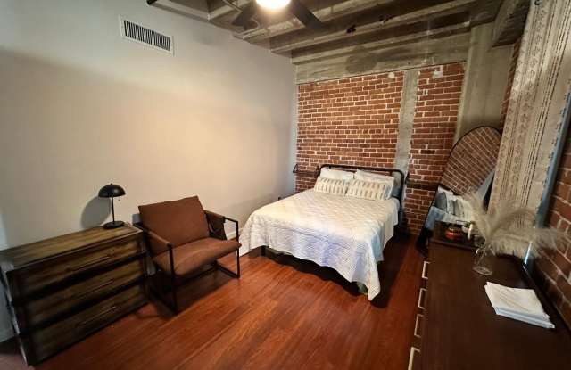 114 W Adams Gallery 3