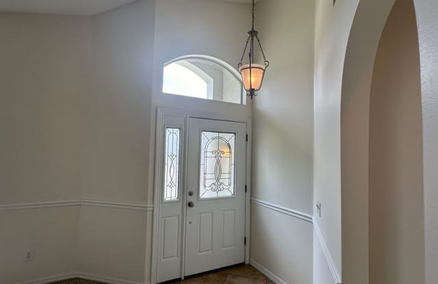 3/2 Split plan with pool! Gallery 3