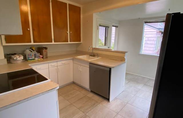 1 bedroom with den yard and basement with storage Gallery 3