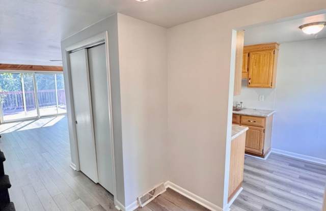SPACIOUS THREE BEDROOM TOWNHOME Gallery 4