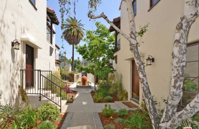 2275 North BEACHWOOD Drive Gallery 4