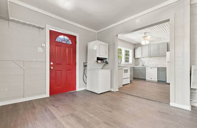 Cozy 2 Bedroom Home in Roosevelt Park Gallery 3