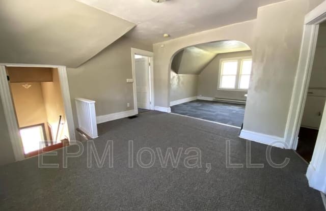102 1/2 South Street - 102 1/2 South Street, Waterloo, IA 50701