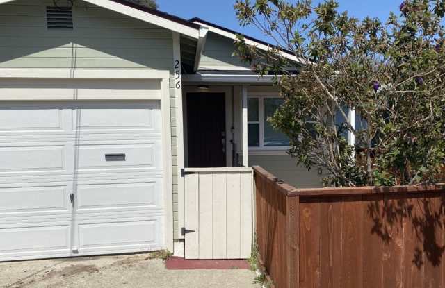 Cozy 2 Bedroom, 1 Bath, 790 Square Foot Home photos photos