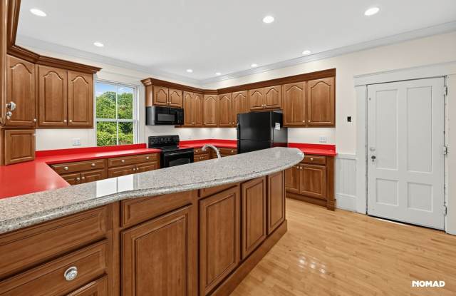 Spacious 6BR House in Fitchburg Gallery 4