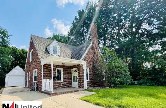 3 bedroom, 2 bathroom close to Unity Pointe Health - 2918 Douglas Street, Sioux City, IA 51104