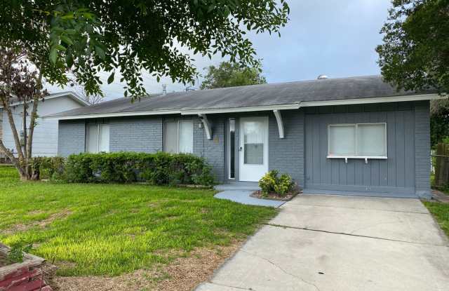 Welcome home to 12421 Trailing Oaks! photos photos