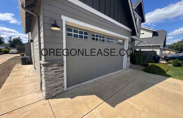 Modern 4-Bedroom Springfield Home with Custom Finishes & Fenced Yard Gallery 3