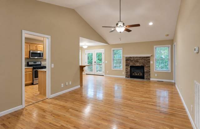 3-Bedroom Home with Vaulted Ceilings, Fenced Backyard and Garage Gallery 4