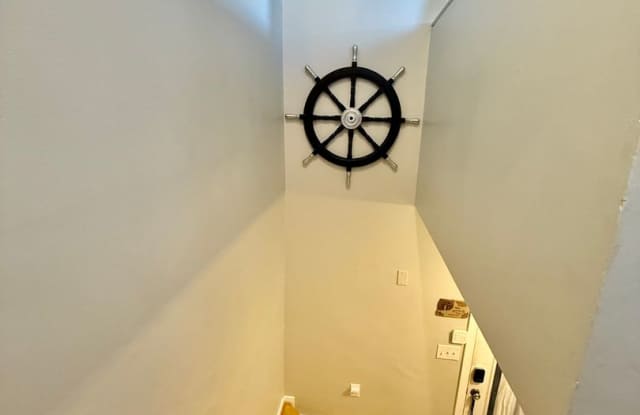 3BD/2.5 Bath End Unit Condo One Block from the Bay in Ocean Park! Views of the Bay from Third Floor! Gallery 4